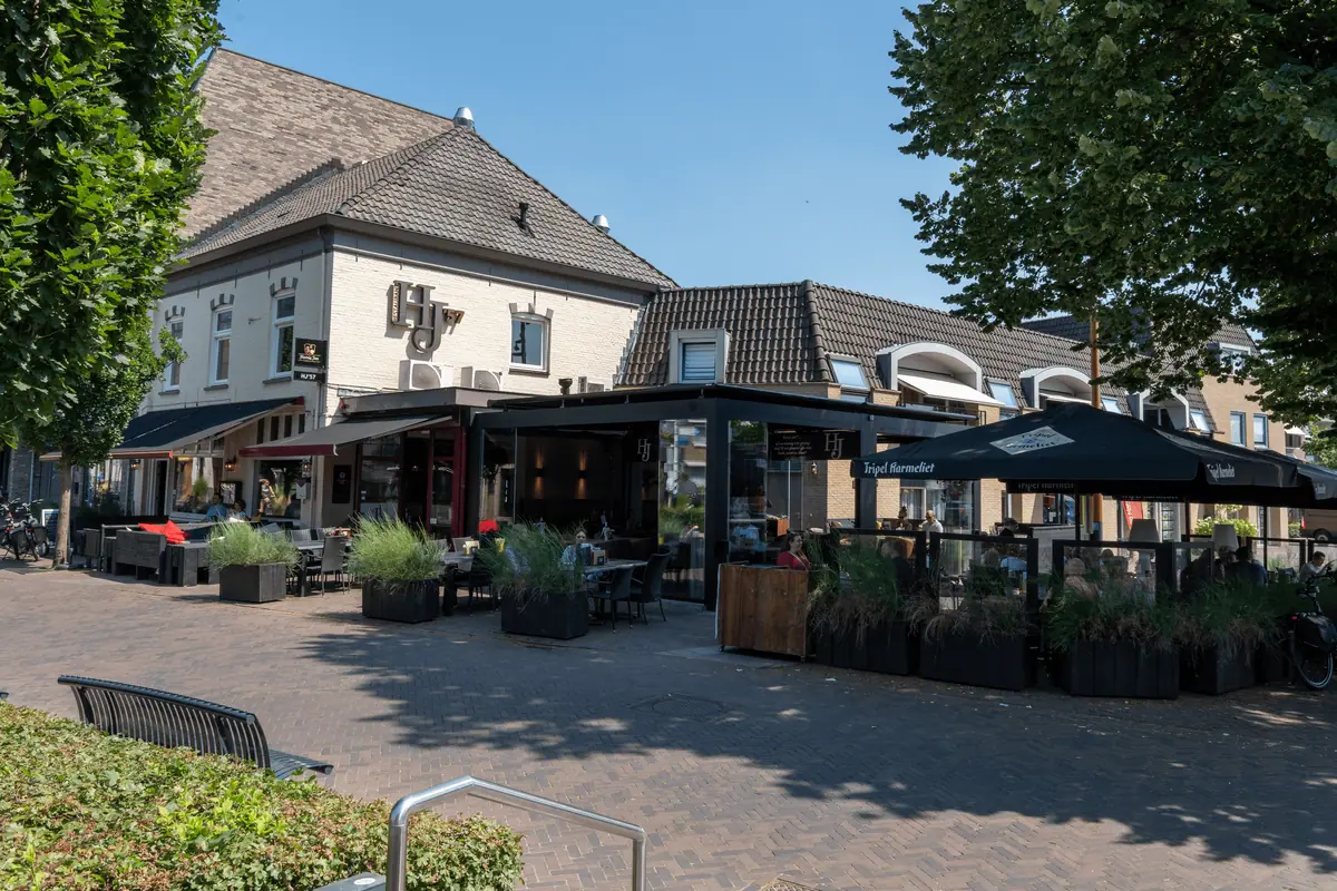 Het pand van HJ'57 met het terras aan de markt in 's-Heerenberg